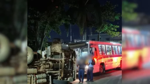 Acidente entre caminhão e ônibus mobiliza equipes no bairro Santa Edwiges em Itaúna