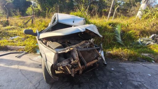 Colisão entre carro e caminhão deixa motorista ferida e presa às ferragens em Ibirité