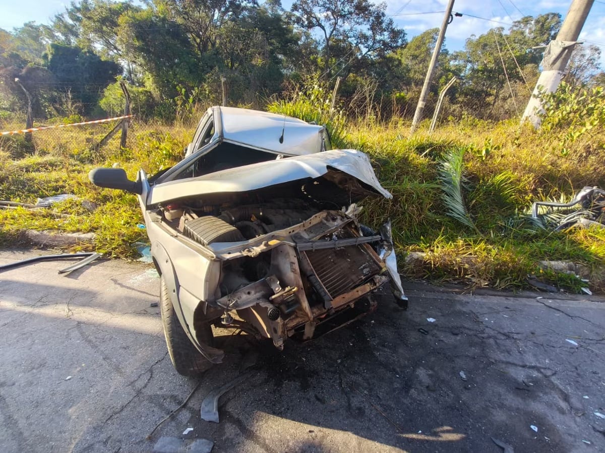 Colisão entre carro e caminhão deixa motorista ferida e presa às ferragens em Ibirité