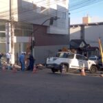 Danos em semáforo após obra da Copasa alteram trânsito em Divinópolis