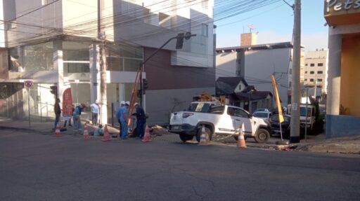 Danos em semáforo após obra da Copasa alteram trânsito em Divinópolis