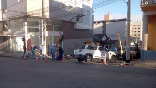 Danos em semáforo após obra da Copasa alteram trânsito em Divinópolis