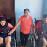Ação solidária da Queima do Alho entrega cadeiras de rodas a irmãos em Divinópolis