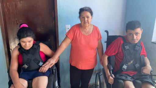 Ação solidária da Queima do Alho entrega cadeiras de rodas a irmãos em Divinópolis