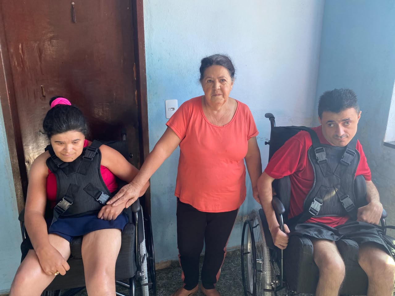 Ação solidária da Queima do Alho entrega cadeiras de rodas a irmãos em Divinópolis