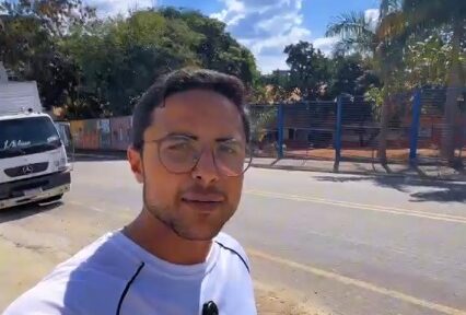 Vereador caminha 6 km em Divinópolis para exigir passe livre e criticar preço do transporte escolar