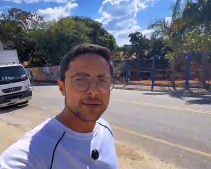 Vereador caminha 6 km em Divinópolis para exigir passe livre e criticar preço do transporte escolar