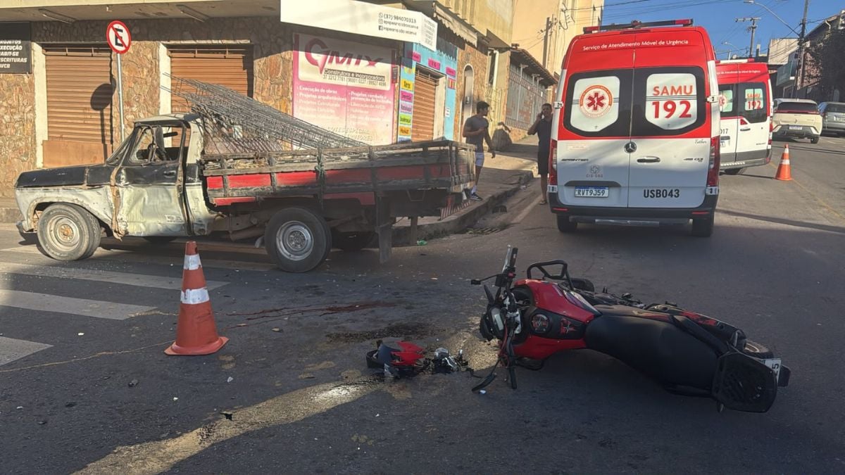 Acidente grave entre moto e caminhonete mobiliza resgate em Divinópolis