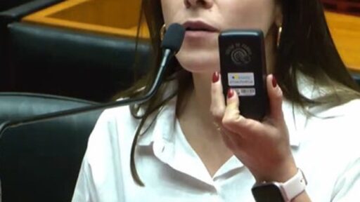 Deputada Lohanna França adota botão do pânico após soltura de agressor