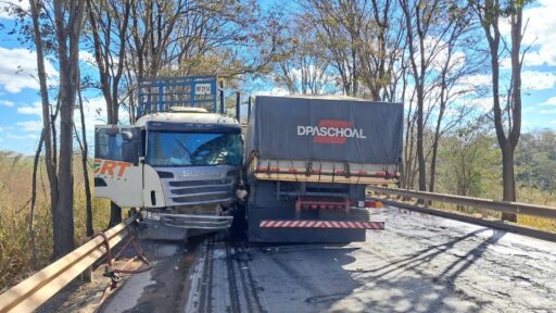 Colisão entre caminhões na Br-354 deixa um motorista morto em Arcos