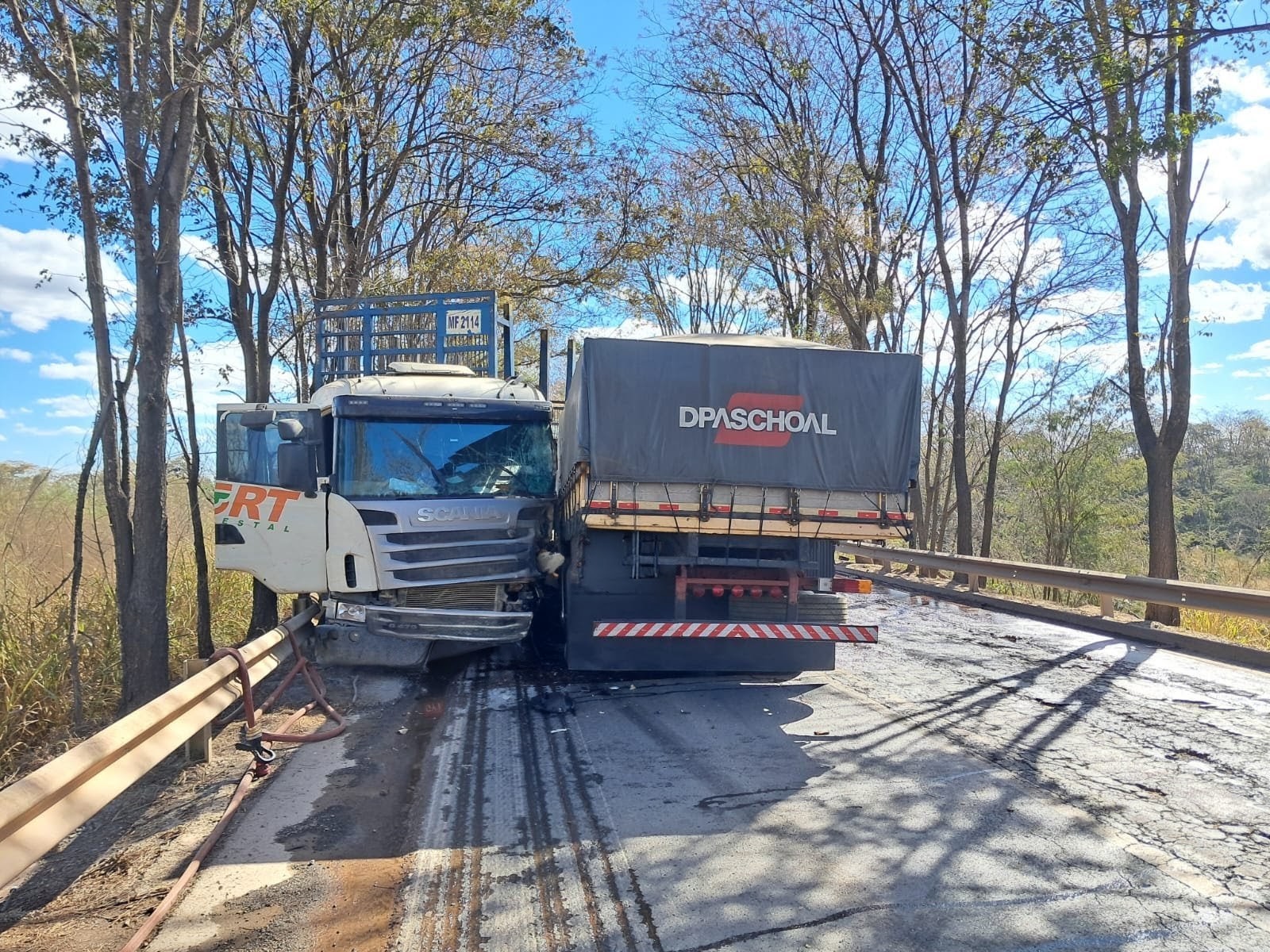 Colisão entre caminhões na Br-354 deixa um motorista morto em Arcos