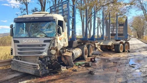Acidente fatal entre caminhão e carreta bloqueia tráfego na Br-354 em Arcos