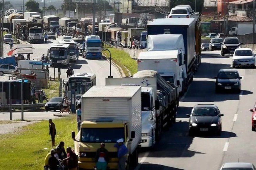 Minas Gerais enfrenta crise na renovação de motoristas de caminhão