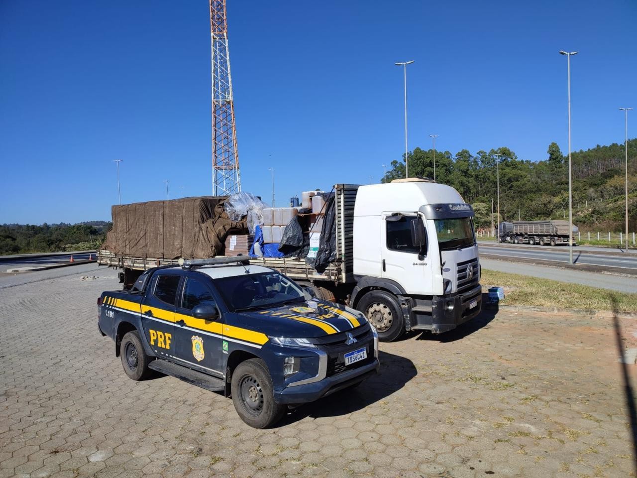 PRF apreende mais de 4 mil litros de cachaça transportados em embalagens de agrotóxicos