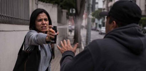 Spray de pimenta para defesa pessoal feminina gera divergências entre especialistas
