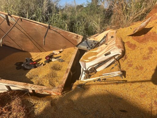 Acidente fatal na Mg-415 deixa motorista de caminhão morto em Morada Nova de Minas