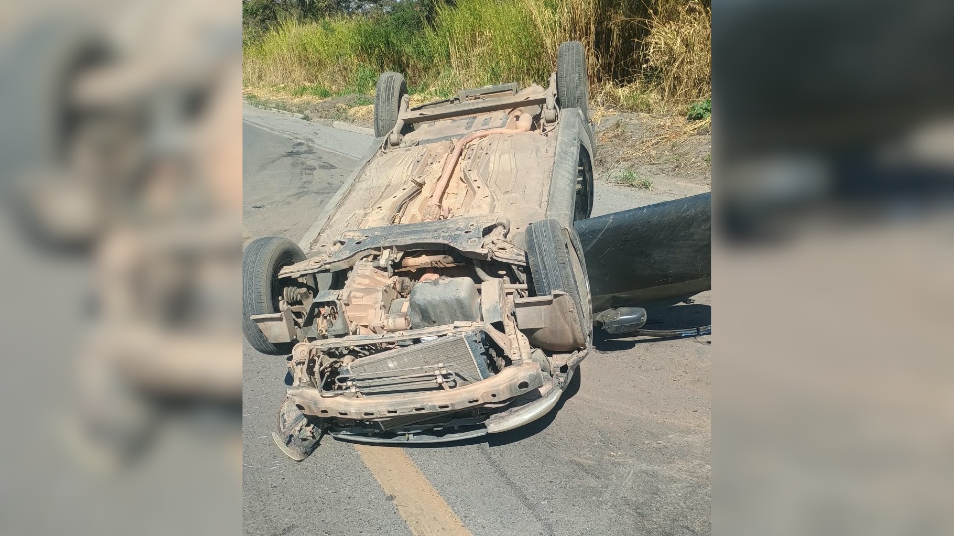 Bebê de 33 dias é arremessada de veículo após capotamento em rodovia mineira