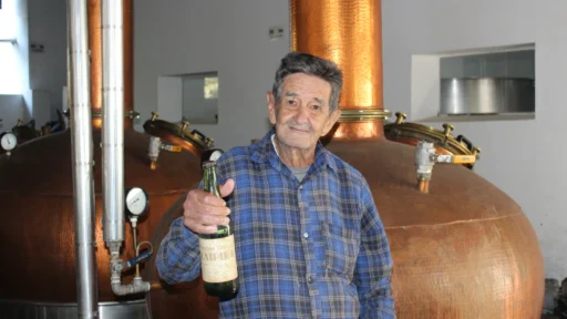 Cachaça Caipira: oito décadas de tradição familiar e memória em Itapecerica