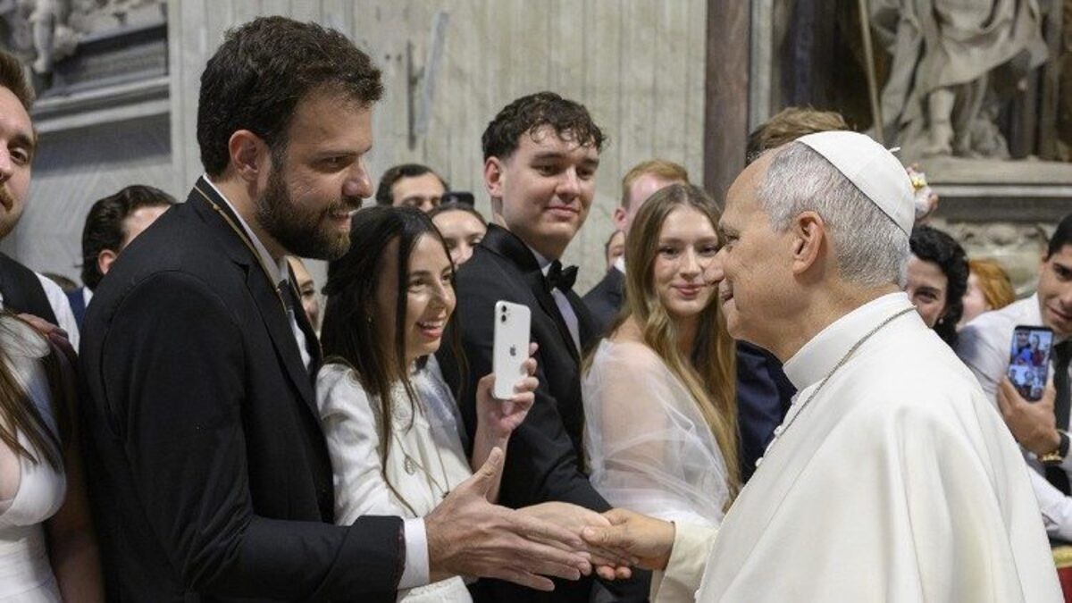 Casal mineiro recebe bênção e conselho do papa sobre família durante lua de mel
