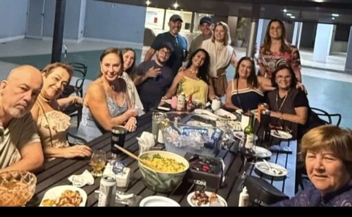 Celebração de aniversário reúne amigos em encontro festivo na região