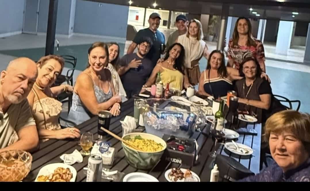 Celebração de aniversário reúne amigos em encontro festivo na região