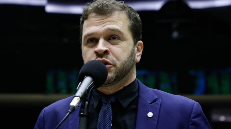 Charlles Evangelista renuncia à vice de Flávio Roscoe para focar na Câmara