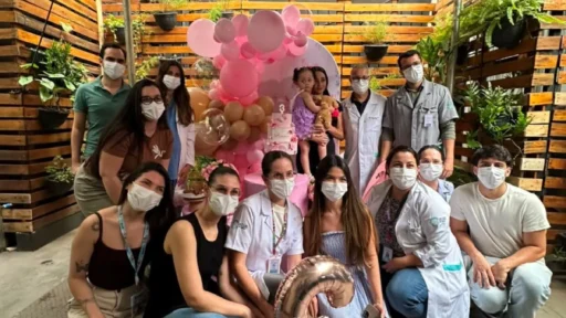 Criança que vive em hospital desde o nascimento celebra três anos em Divinópolis