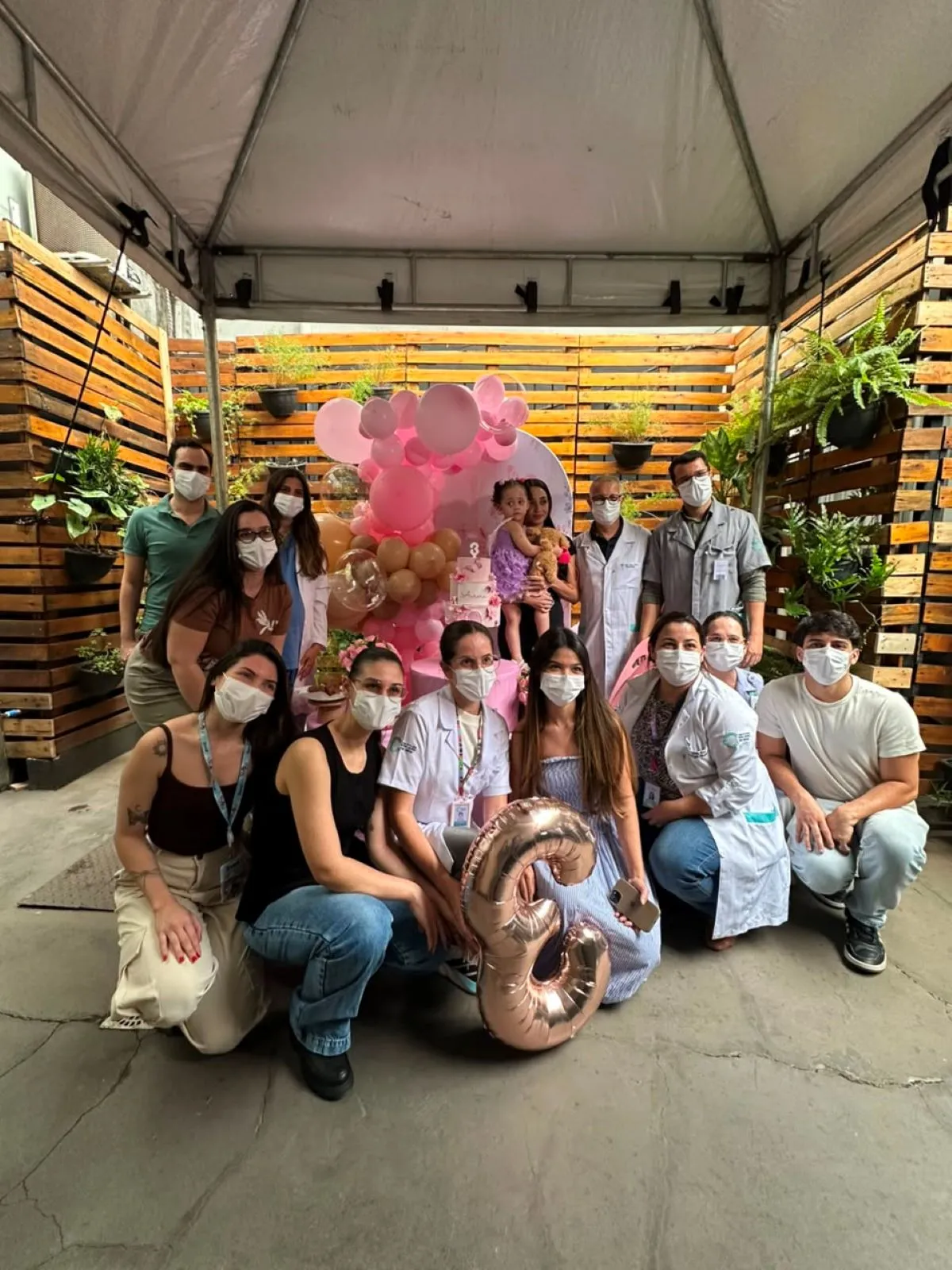 Criança que vive em hospital desde o nascimento celebra três anos em Divinópolis