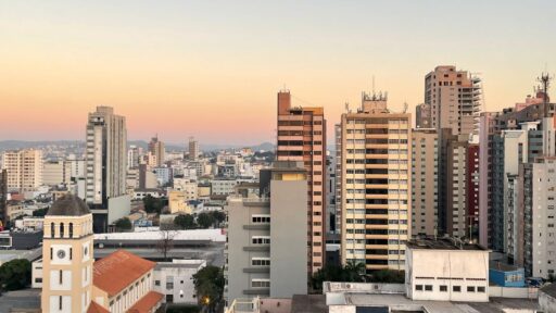Divinópolis enfrenta tempo seco e alerta de baixa umidade nesta terça-feira
