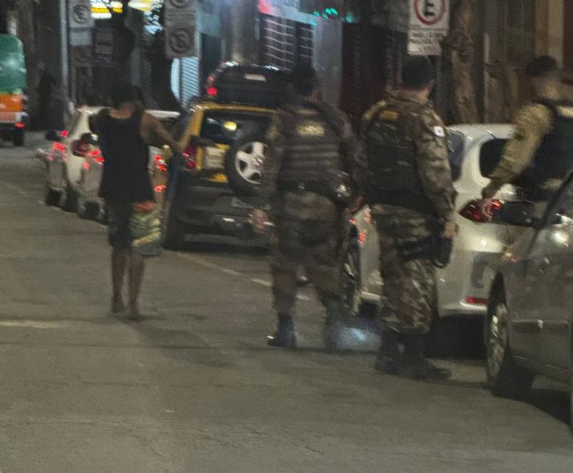 Insegurança em Divinópolis: homem causa tumulto e vandalismo no centro da cidade