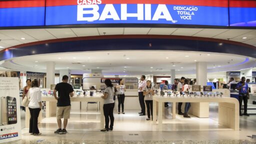 Justiça suspende demissões na Casas Bahia e exige negociação sindical prévia