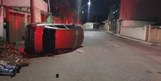 Motorista embriagado capota veículo e agride policiais após falsa identidade em Divinópolis