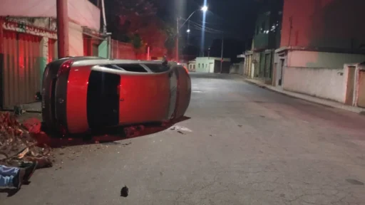 Motorista embriagado capota veículo e agride policiais após falsa identidade em Divinópolis