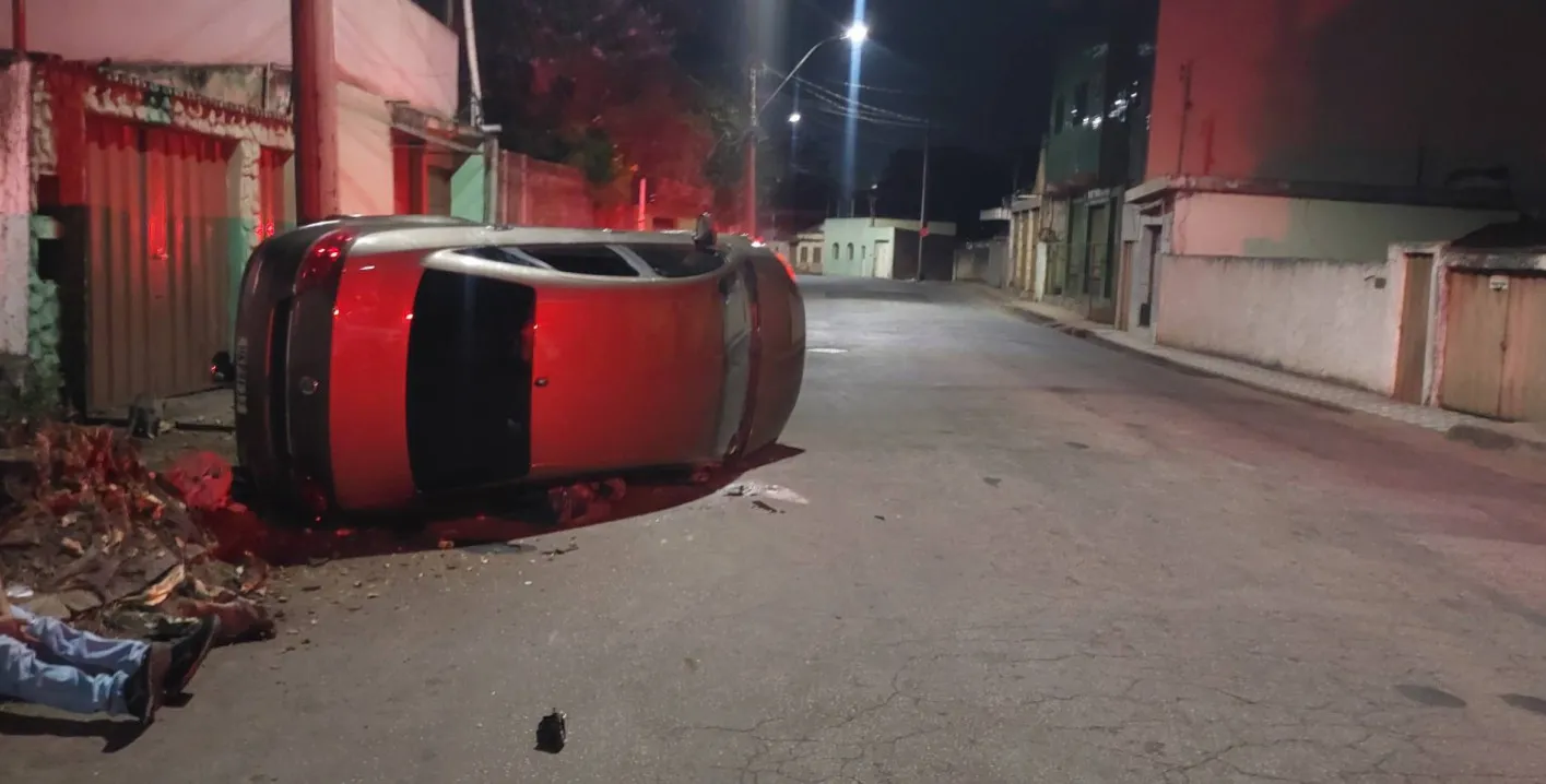 Motorista embriagado capota veículo e agride policiais após falsa identidade em Divinópolis