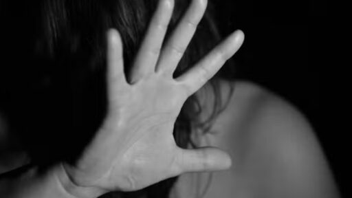 Polícia investiga denúncia de abuso sexual de pai contra filha adolescente em Arcos