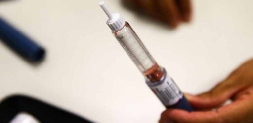 Riscos do uso de canetas emagrecedoras sem supervisão médica incluem perda muscular