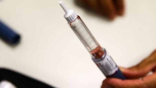 Riscos do uso de canetas emagrecedoras sem supervisão médica incluem perda muscular