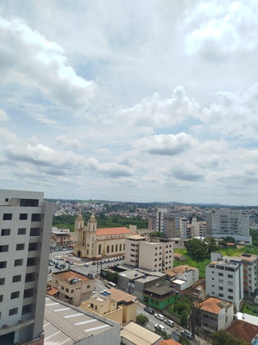 Temperatura oscila em Divinópolis com influência de massa polar antes de nova elevação