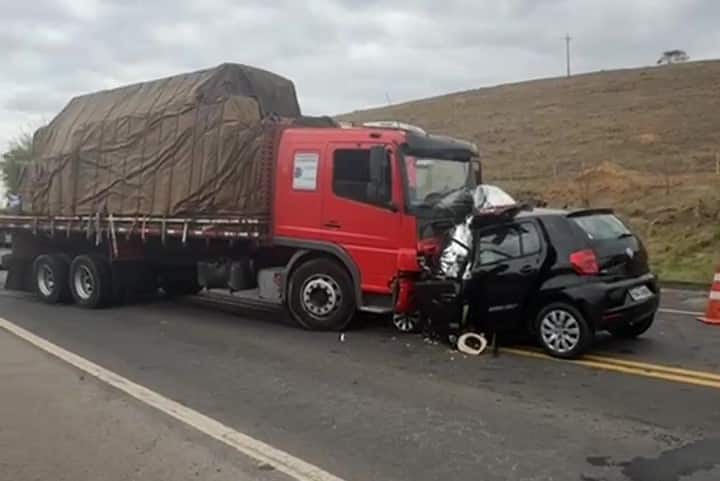 Tragédia na Br-116: família morre após colisão frontal entre carro e caminhão em Minas Gerais