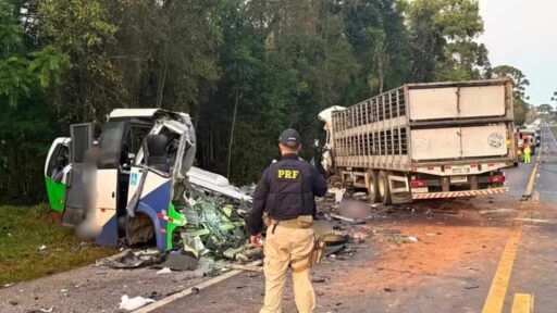 Tragédia na Br-373: colisão entre micro-ônibus e carreta causa 23 mortes no Paraná