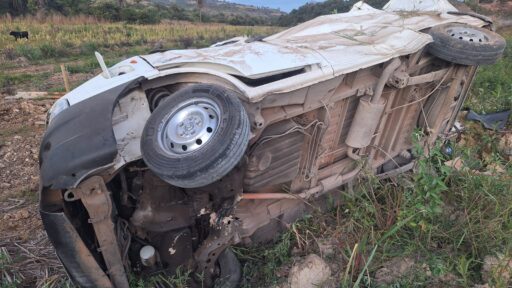 Van tomba na Mg-164 após estouro de pneu em Pedra do Indaiá
