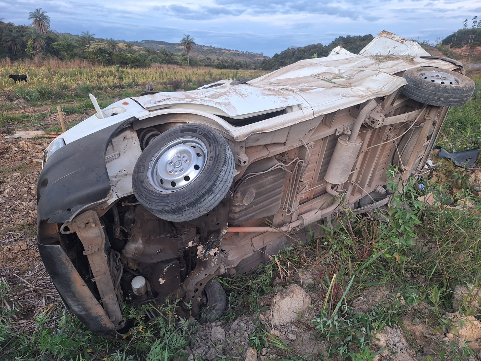 Van tomba na Mg-164 após estouro de pneu em Pedra do Indaiá