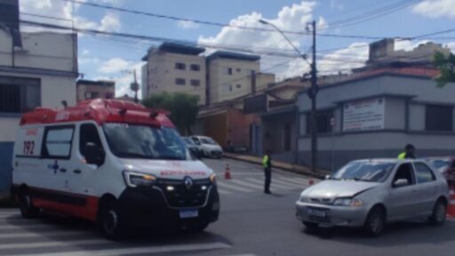 Acidente entre carro e moto deixa duas mulheres feridas no centro de Divinópolis