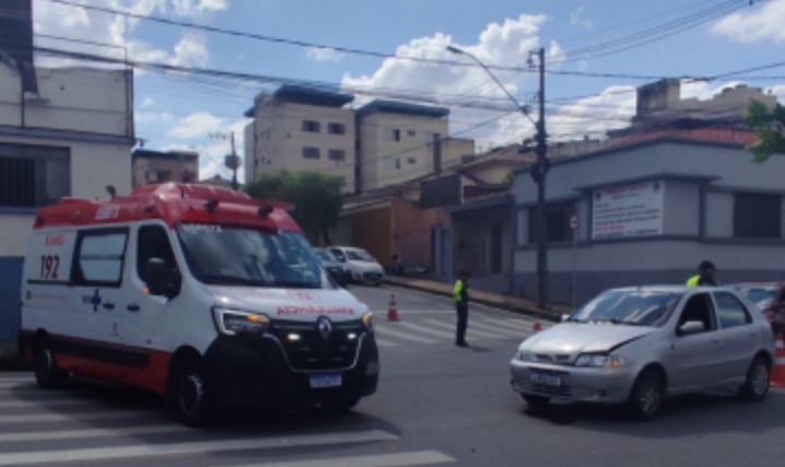 Acidente entre carro e moto deixa duas mulheres feridas no centro de Divinópolis