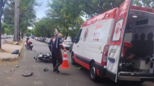 Acidente entre moto e carro causa interdição na Avenida Coronel Júlio Ribeiro em Divinópolis