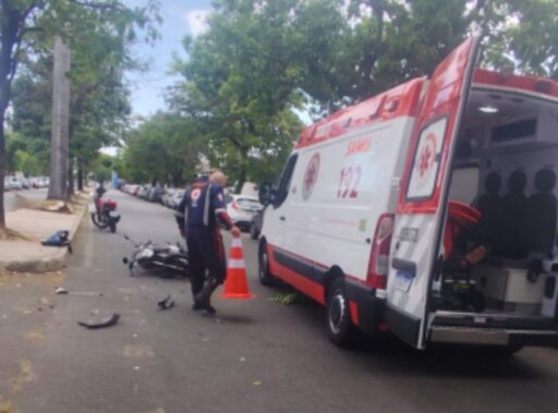 Acidente entre moto e carro causa interdição na Avenida Coronel Júlio Ribeiro em Divinópolis