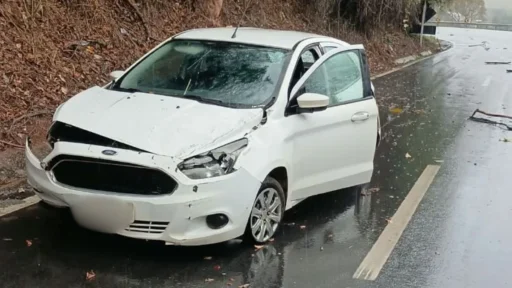 Acidente na Br-352 em Pará de Minas deixa motorista ferido após saída de pista