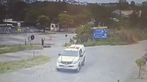 Câmeras de segurança flagram colisão entre carro e moto em trevo de Divinópolis