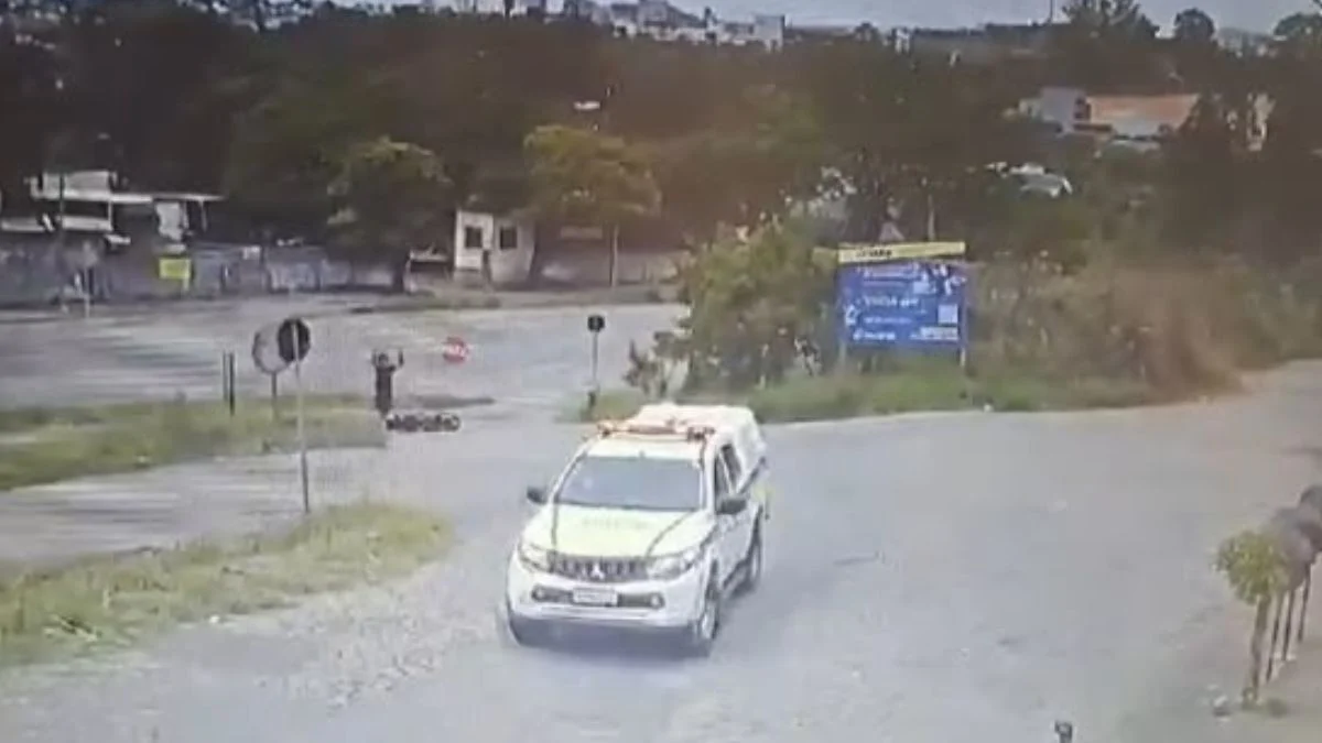 Câmeras de segurança flagram colisão entre carro e moto em trevo de Divinópolis