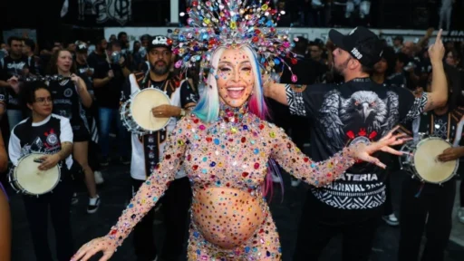 Grávida de Nicolas Prattes, Sabrina Sato brilha com look de pedrarias em ensaio da Gaviões da Fiel